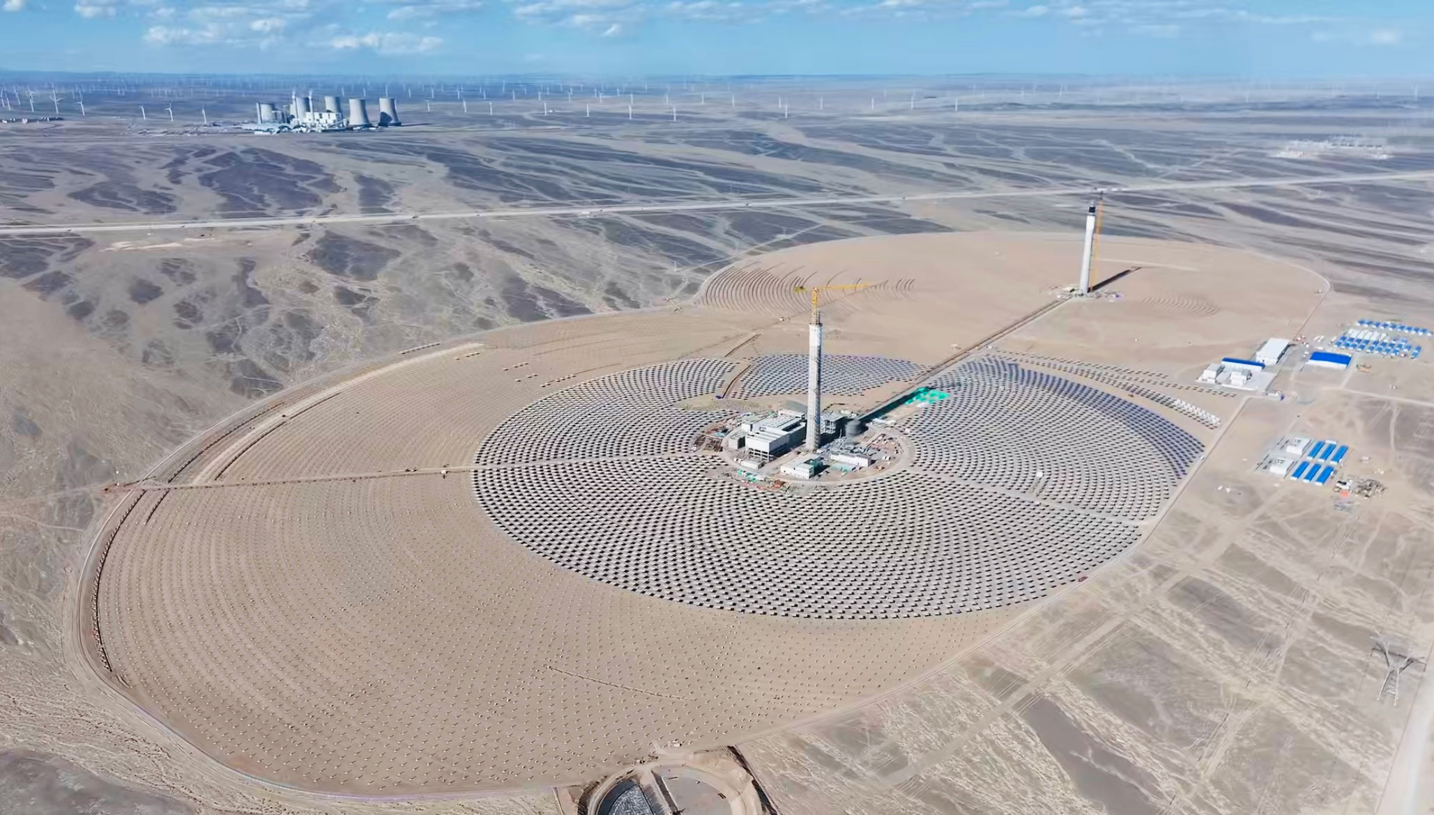 asi-es-la-primera-planta-termosolar-de-doble-torre-del-mundo:-esta-en-china-y-es-un-24%-mas-eficiente