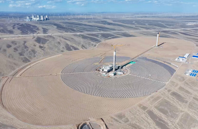 asi-es-la-primera-planta-termosolar-de-doble-torre-del-mundo:-esta-en-china-y-es-un-24%-mas-eficiente