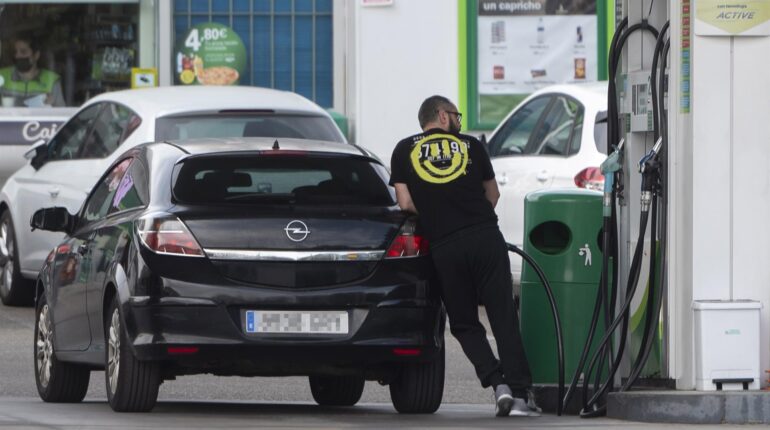 los-precios-de-los-carburantes,-que-pierden-la-cota-de-1,5-euros,-vuelven-a-bajar