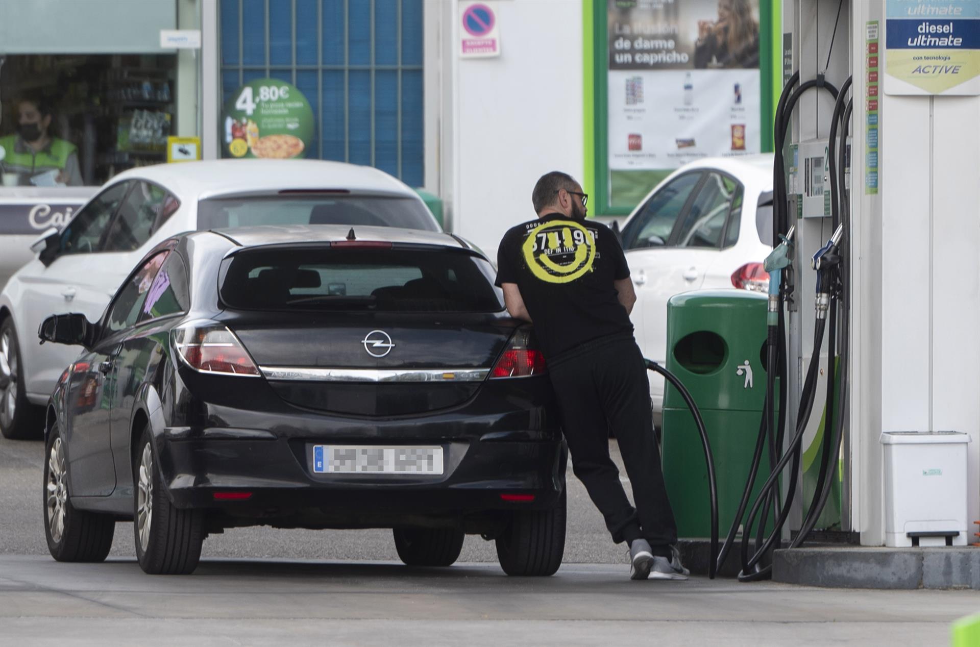 los-precios-de-los-carburantes,-que-pierden-la-cota-de-1,5-euros,-vuelven-a-bajar