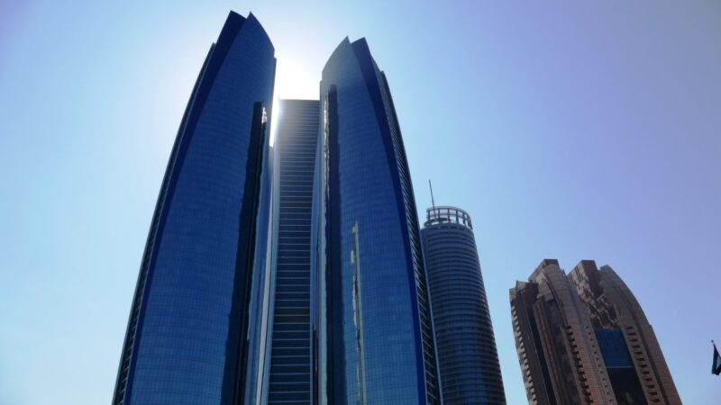 ewec-bloquea-terrenos-para-4,6-gw-de-energia-solar-y-eolica-en-abu-dhabi