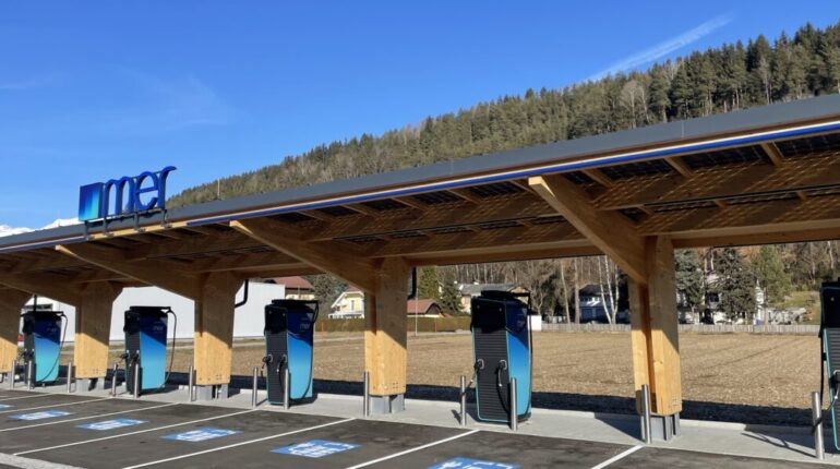 marquesina-fotovoltaica-de-madera-para-una-estacion-de-carga-de-vehiculos-electricos-en-austria