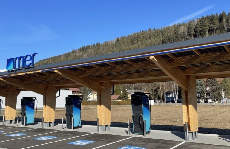 marquesina-fotovoltaica-de-madera-para-una-estacion-de-carga-de-vehiculos-electricos-en-austria