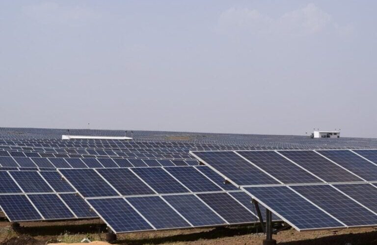 india-reduce-los-componentes-gst-en-de-energia-renovable-del-12%-al-5%