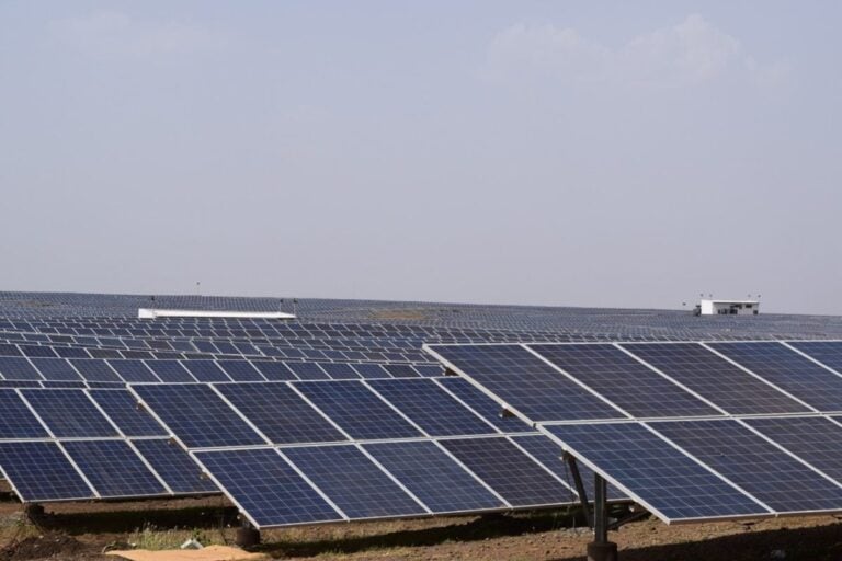 india-reduce-los-componentes-gst-en-de-energia-renovable-del-12%-al-5%