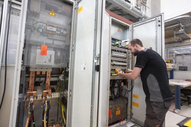 el-nuevo-metodo-de-referencia-valida-los-inversores-formadores-de-cuadricula-para-futuras-redes-electricas