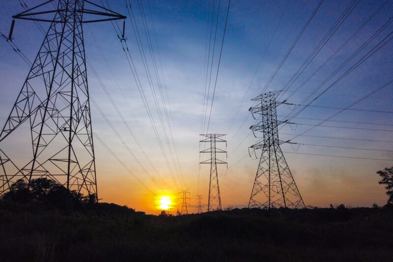 la-demanda-global-de-electricidad-y-el-aumento-de-las-energias-renovables-un-pesar-de-la-desaceleracionico-economica-informacion-de-medio-ano-de-iea-2025