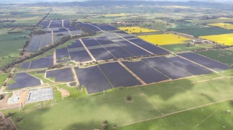 frv-australia-trae-300mw-solar-pv-power-senter-con-microsoft-ppa-a-la-operacion-completa