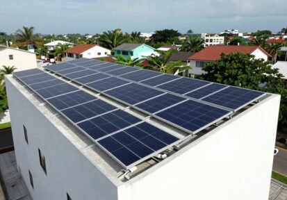 Francia asigna 300 MW en licitación de energía solar en techos comerciales