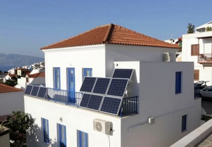 Grecia autoriza la instalación de paneles solares en balcones