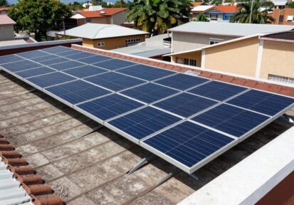 Instalación de paneles solares en techos de hormigón, zinc o teja