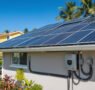 Revisiones esenciales en una instalación solar por un técnico
